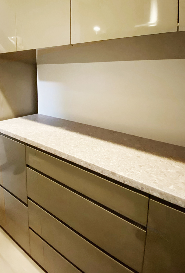 �ǖʎ��[�Ƌ�